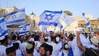 העצרת המרכזית של ריקוד הדגלים בכותל, יום ירושלים | הקרן למורשת הכותל המערבי