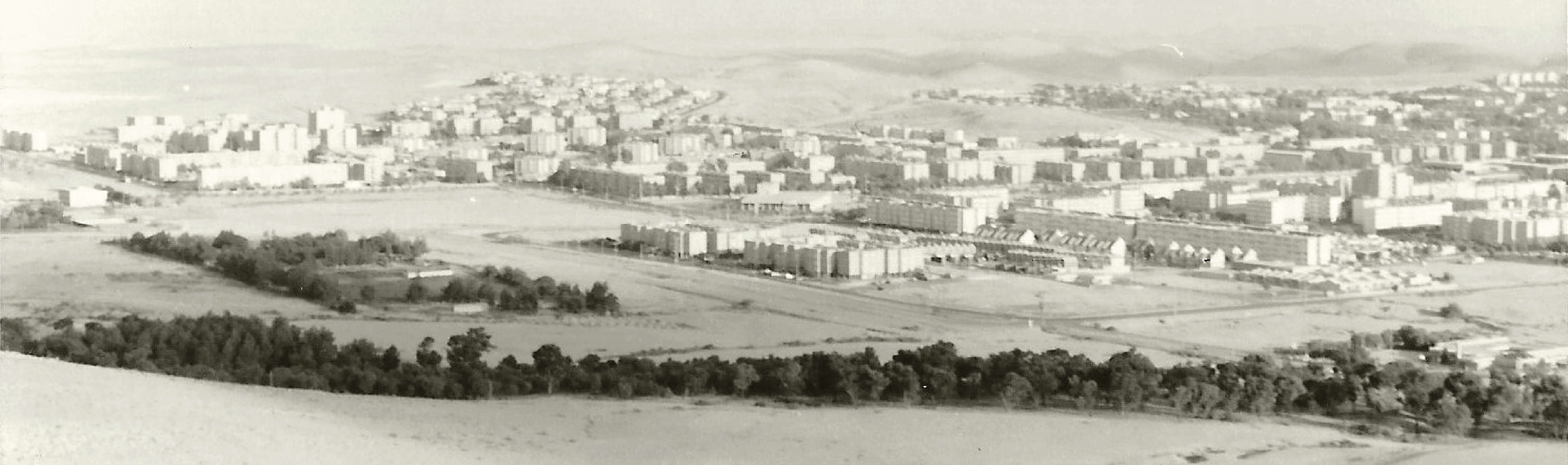 הבעיה היא לא הבלוקים, אלא המרחקים העצומים ביניהם. דימונה, 1984 | זיו תדהר הבעיה היא לא הבלוקים, אלא המרחקים העצומים ביניהם. דימונה, 1984 | זיו תדהר
