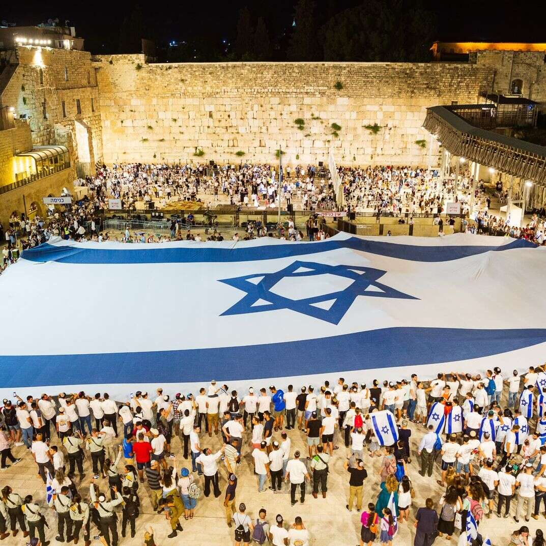 פריסת הדגל בכותל, ערב יום ירושלים | הקרן למורשת הכותל המערבי פריסת הדגל בכותל, ערב יום ירושלים | הקרן למורשת הכותל המערבי