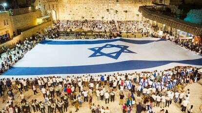 פריסת הדגל בכותל, ערב יום ירושלים | הקרן למורשת הכותל המערבי