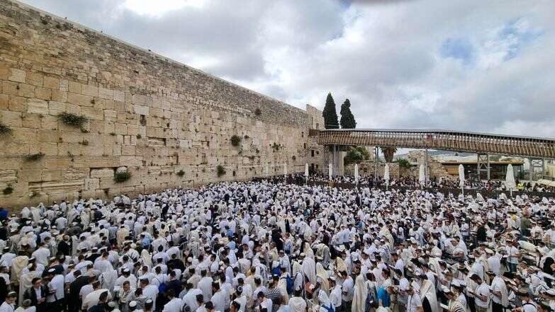תפילת שחרית בבוקר יום ירושלים בכותל | הקרן למורשת הכותל המערבי תפילת שחרית בבוקר יום ירושלים בכותל | הקרן למורשת הכותל המערבי