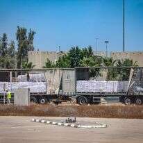 משאיות הסיוע ההומניטרי לפני הכניסה לרצועת עזה, 20.5.25 | פלאש 90
