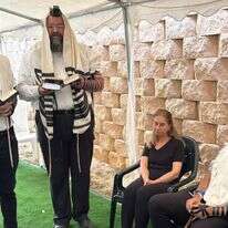 קריאת שם לבנה של צאלה גז באוהל האבלים | היישוב ברוכין