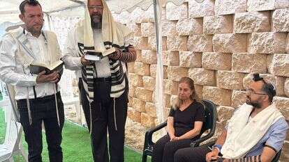 קריאת שם לבנה של צאלה גז באוהל האבלים | היישוב ברוכין