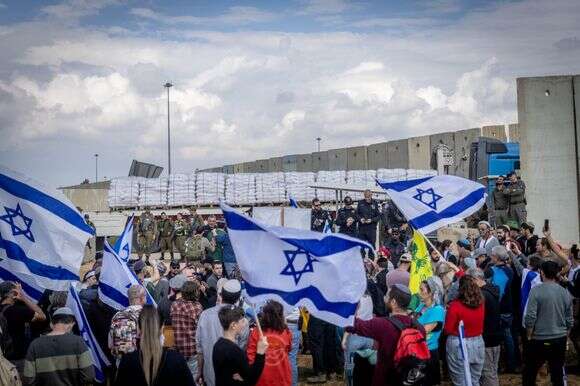 חסימות של תנועת צו 9 בכרם שלום, ינואר 24' | חיים גולדברג, פלאש 90 חסימות של תנועת צו 9 בכרם שלום, ינואר 24' | חיים גולדברג, פלאש 90