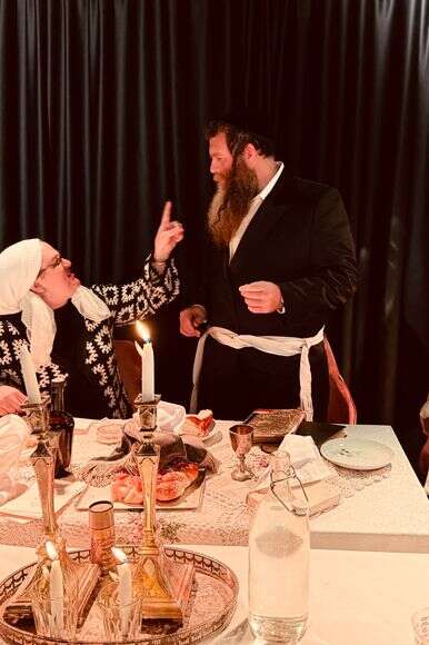 "כשהמוקד הוא הטיש ולא הזוגיות, הקורבן כבר מונח על המזבח". מתוך ההצגה | ללא "כשהמוקד הוא הטיש ולא הזוגיות, הקורבן כבר מונח על המזבח". מתוך ההצגה | ללא