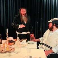 "האדמו"ר נשאר בלי משפחה, בלי קהילה, אולי גם בלי הקב"ה – רק עם געגוע". ארליך בהצגה | ללא