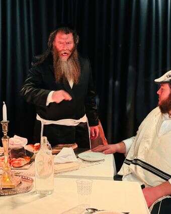 "האדמו"ר נשאר בלי משפחה, בלי קהילה, אולי גם בלי הקב"ה – רק עם געגוע". ארליך בהצגה | ללא