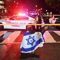 שוטרים בסמוך לרחבת המוזיאון היהודי בוושינגטון בו נרצחו עובדי השגרירות הישראלית | AFP שוטרים בסמוך לרחבת המוזיאון היהודי בוושינגטון בו נרצחו עובדי השגרירות הישראלית | AFP