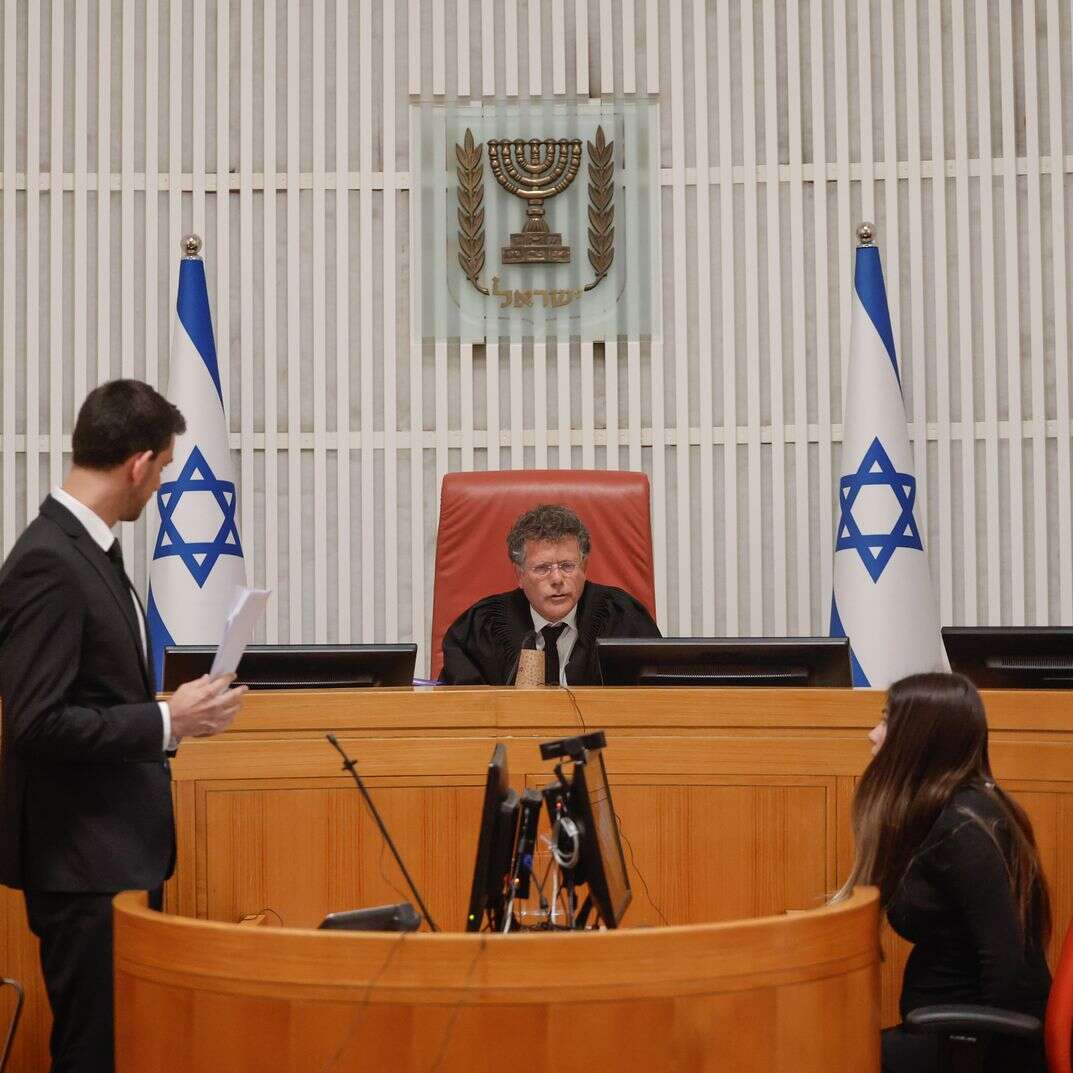 נשיא העליון יצחק עמית (במרכז) עם השופטים ברק־ארז וסולברג | יונתן זינדל, פלאש 90 נשיא העליון יצחק עמית (במרכז) עם השופטים ברק־ארז וסולברג | יונתן זינדל, פלאש 90