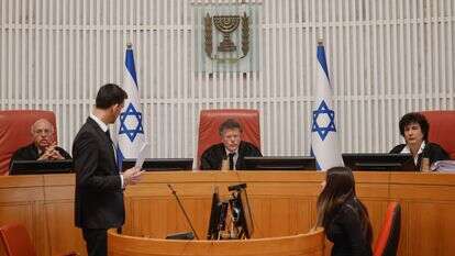 נשיא העליון יצחק עמית (במרכז) עם השופטים ברק־ארז וסולברג | יונתן זינדל, פלאש 90