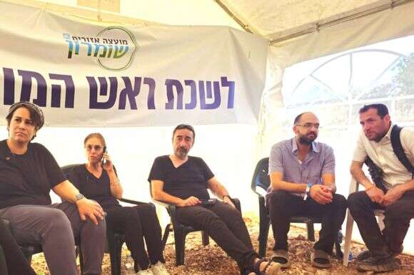 המשפחה האבלה בלשכת ראש מועצת שומרון יוסי דגן שהועברה למקום הפיגוע | רועי חדי המשפחה האבלה בלשכת ראש מועצת שומרון יוסי דגן שהועברה למקום הפיגוע | רועי חדי