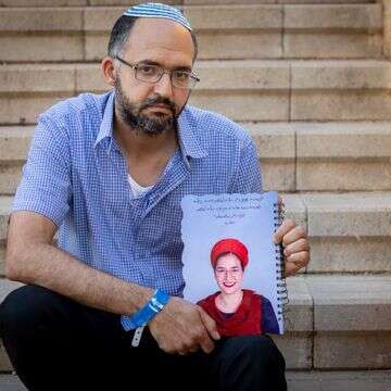 חננאל גז עם תמונת רעייתו צאלה ז"ל | אריק סולטן