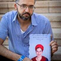 חננאל גז עם תמונת רעייתו צאלה ז"ל | אריק סולטן