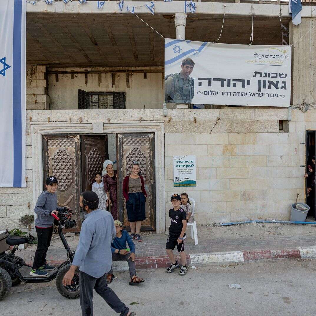 משפחת דניאל בפתח בית "גאון יהודה" | נעמה שטרן משפחת דניאל בפתח בית "גאון יהודה" | נעמה שטרן