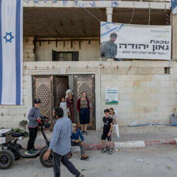 משפחת דניאל בפתח בית "גאון יהודה" | נעמה שטרן
