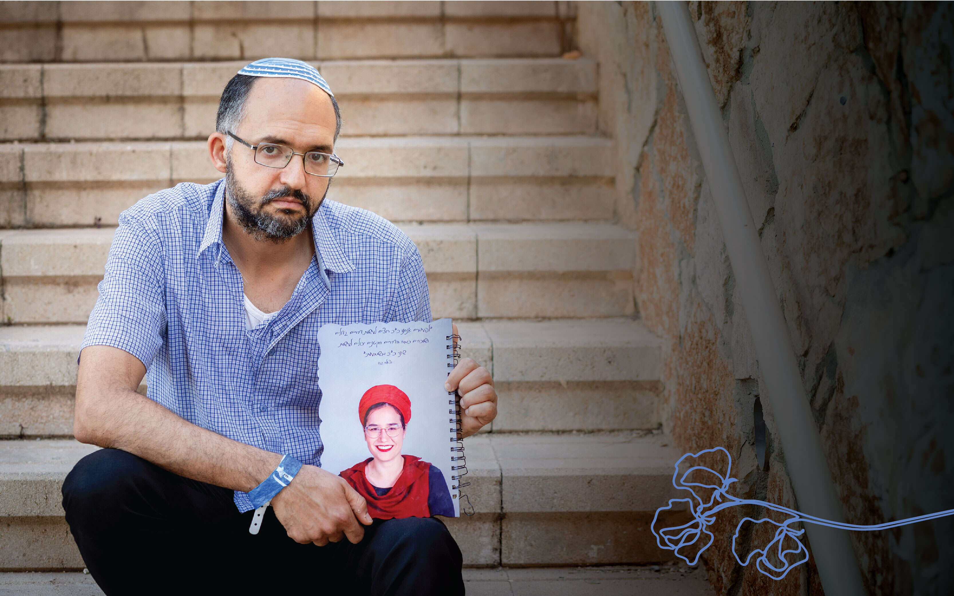 חננאל גז עם תמונת רעייתו צאלה ז"ל | אריק סולטן