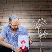 חננאל גז עם תמונת רעייתו צאלה ז"ל | אריק סולטן