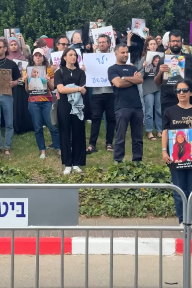 הם יפגינו גם נגד תקיפה באיראן.
ד"ר לביא (במרכז,
מחזיק שלט(
והמפגינים בחיפה | מתוך עמוד
האינסטגרם של מור שעל הם יפגינו גם נגד תקיפה באיראן.
ד"ר לביא (במרכז,
מחזיק שלט(
והמפגינים בחיפה | מתוך עמוד
האינסטגרם של מור שעל