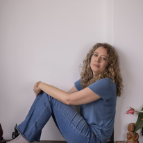 אישה בורחת מבשורה | אריק סולטן