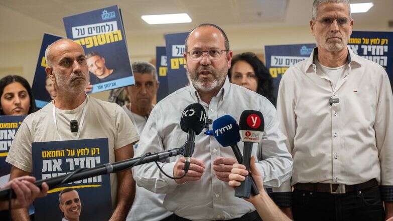 צביקה מור וראשי פורום תקווה | יונתן זינדל, פלאש 90 צביקה מור וראשי פורום תקווה | יונתן זינדל, פלאש 90