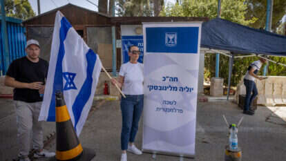 ח"כ יוליה מלינובסקי והלשכה הפרלמנטרית המאולתרת במתחם אונר"א בירושלים | חיים גולדברג, פלאש 90