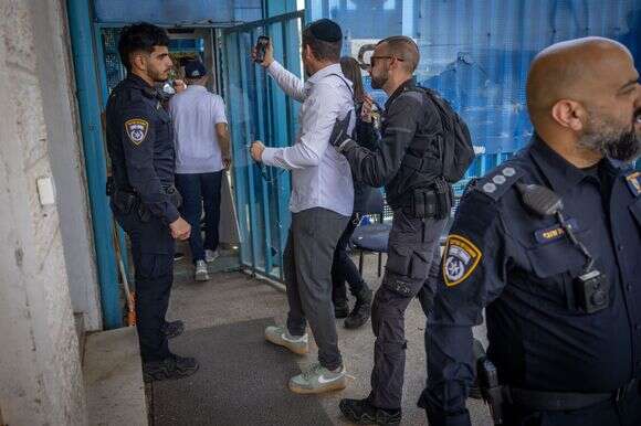 פעילים מנסים להיכנס למתחם אונר"א בירושלים יחד עם ח"כ יוליה מלינובסקי | חיים גולדברג, פלאש 90