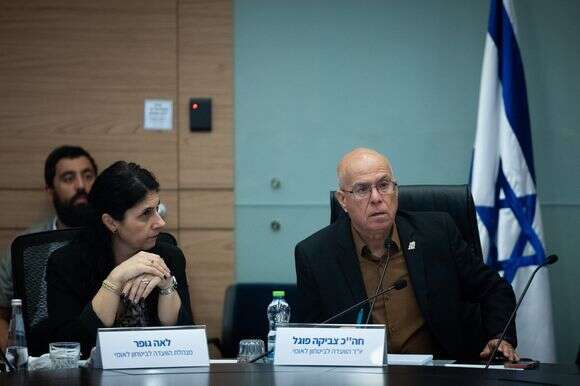 יו"ר הוועדה לביטחון לאומי, ח"כ צביקה פוגל, בדיון בוועדה | יונתן זינדל, פלאש 90 יו"ר הוועדה לביטחון לאומי, ח"כ צביקה פוגל, בדיון בוועדה | יונתן זינדל, פלאש 90