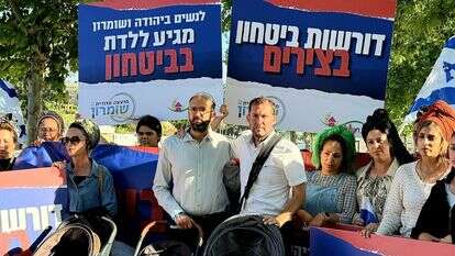 חברותיה של צאלה גז ובעלה חננאל גז בהפגנה בקריית הממשלה | רועי חדי