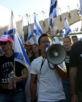 שקמה ברסלר ומשה רדמן בהפגנה | גילי יערי, פלאש 90 שקמה ברסלר ומשה רדמן בהפגנה | גילי יערי, פלאש 90