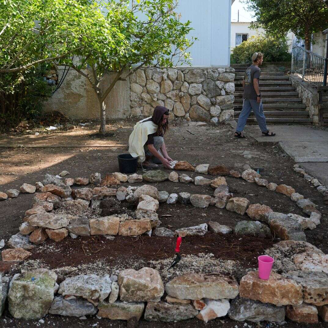 התלמידים משקמים את הערוגות בחצר. הישיבה בשומרה | אייל מרגולין - ג׳יני התלמידים משקמים את הערוגות בחצר. הישיבה בשומרה | אייל מרגולין - ג׳יני