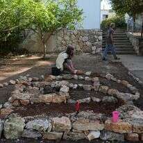 התלמידים משקמים את הערוגות בחצר. הישיבה בשומרה | אייל מרגולין - ג׳יני