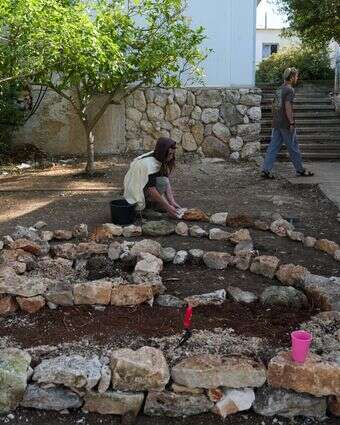 התלמידים משקמים את הערוגות בחצר. הישיבה בשומרה | אייל מרגולין - ג׳יני