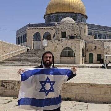 ח"כ צבי סוכות מניף דגל בהר הבית | רשתות חברתיות