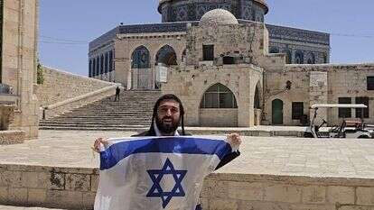 ח"כ צבי סוכות מניף דגל בהר הבית | רשתות חברתיות