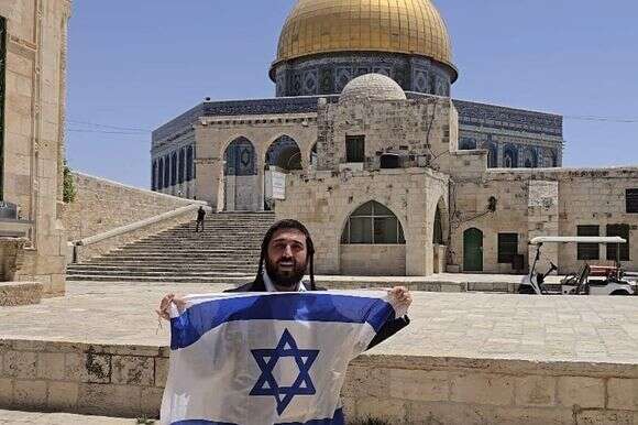 ח"כ צבי סוכות מניף דגל בהר הבית, ארכיון | רשתות חברתיות