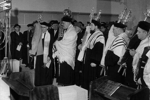 וימפלים רבים הגיעו לידי נאצים, שבזזו תשמישי קדושה. טקס פתיחתו המחודשת של בית הכנסת בוורמס (ורמייזא) בגרמניה, שהושמד בשואה, דצמבר 1961 | Getty Images