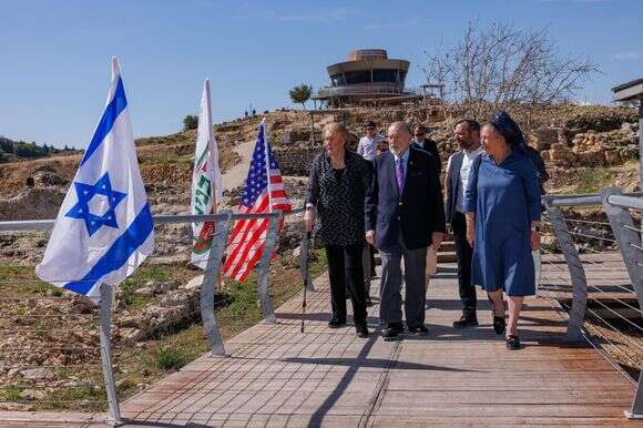 השגריר האקבי ורעייתו ג'נט בביקור בשילה הקדומה | ברוך גרינברג, מועצת בנימין השגריר האקבי ורעייתו ג'נט בביקור בשילה הקדומה | ברוך גרינברג, מועצת בנימין