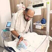התינוק רביד חיים הי"ד עם אביו חננאל | באדיבות המשפחה