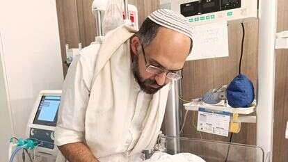 התינוק רביד חיים הי"ד עם אביו חננאל | באדיבות המשפחה