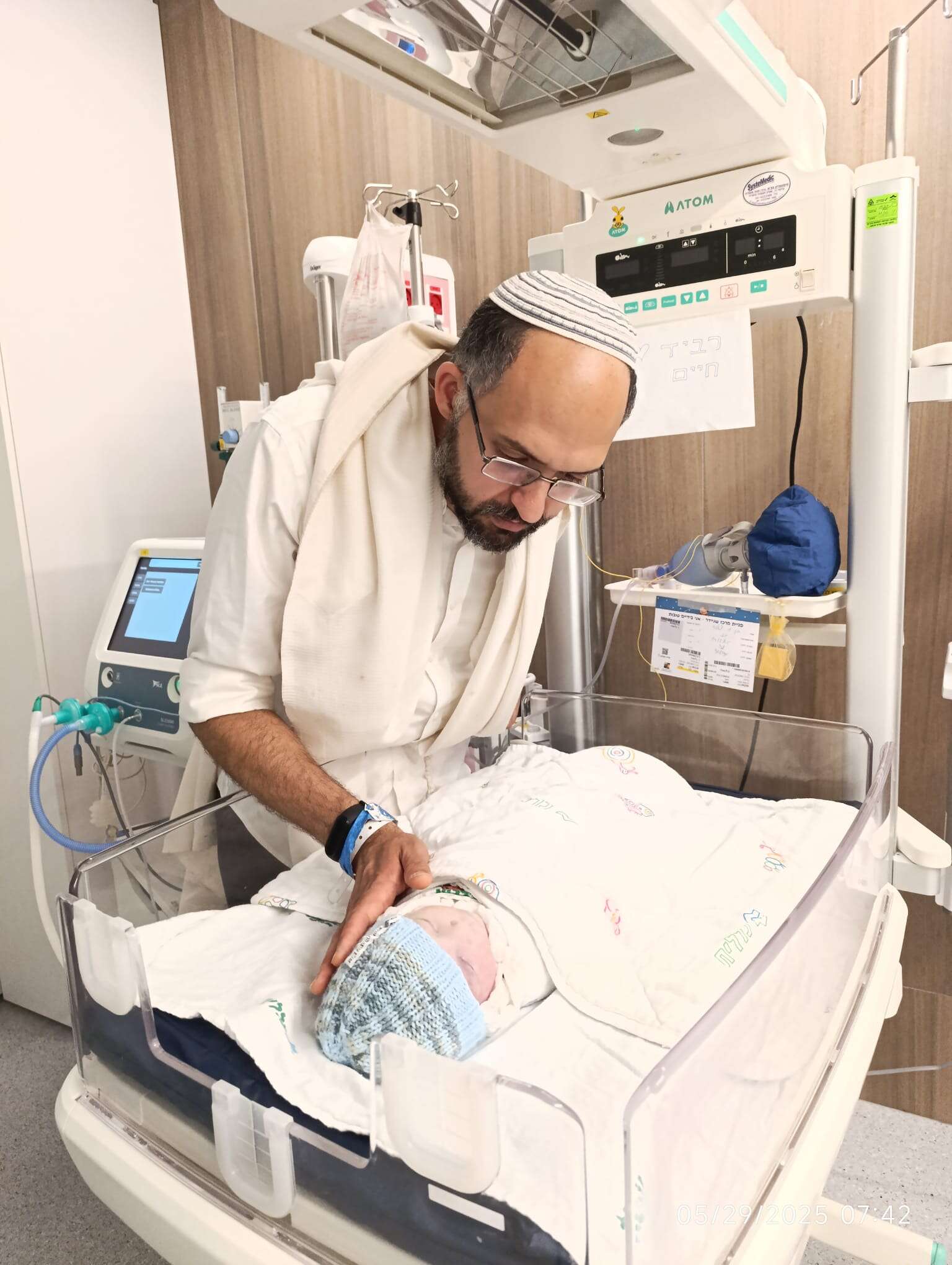 התינוק רביד חיים הי"ד עם אביו חננאל | באדיבות המשפחה התינוק רביד חיים הי"ד עם אביו חננאל | באדיבות המשפחה