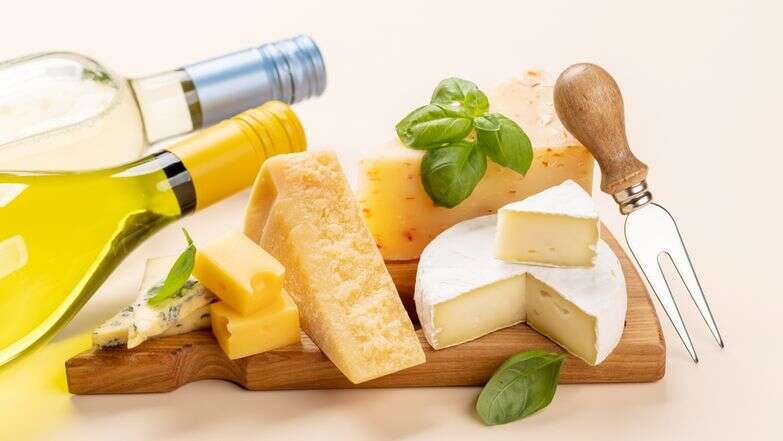 פלטת גבינות ויין לבן | שאטרסטוק