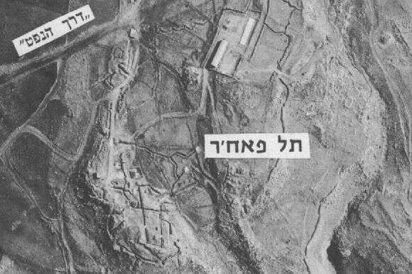 צילום אוויר של התל והתעלות הרבות בו | באדיבות אתר נעמוש לחקר מלחמת ששת הימים צילום אוויר של התל והתעלות הרבות בו | באדיבות אתר נעמוש לחקר מלחמת ששת הימים
