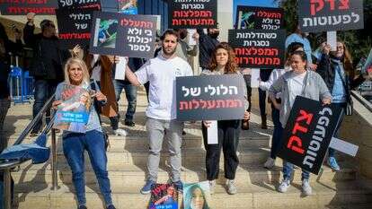 הורי הגן "הלולי של אורלי" מפגינים מחוץ לבית המשפט ב-2022 | אבשלום ששוני, פלאש 90
