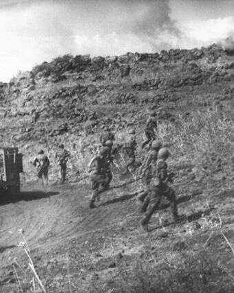 חיילי גולני מסתערים על תל פאחר (מתוך שחזור הקרב) | ארכיון צה"ל