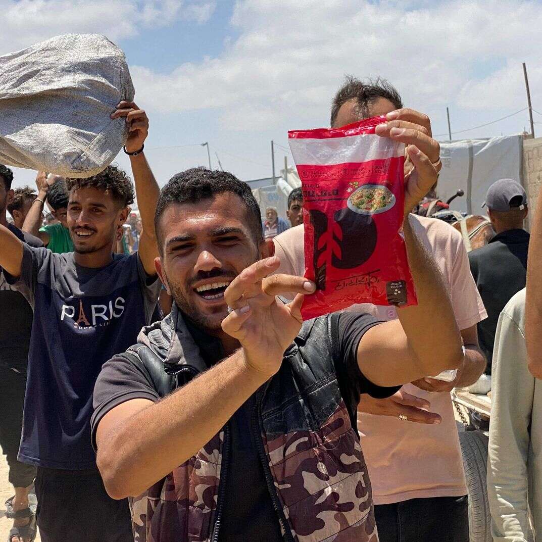אזרחים עזתים מקבלים חבילות סיוע | AFP