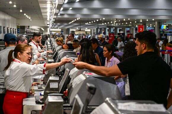 בידוק מסמכים בשדה התעופה במיאמי | AFP