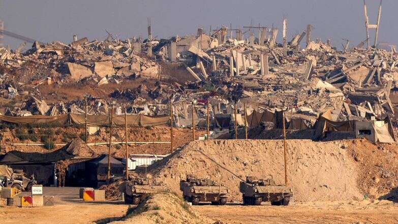 כוחות צה"ל מול ההריסות ברצועת עזה | AFP