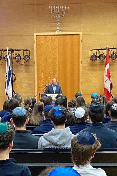 "לא בניתי את הזהות שלי סביב אנטישמיות, אלא סביב הציונות". טרוי מרצה בפני תלמידים יהודים בוונקובר, קנדה | באדיבות המצולם "לא בניתי את הזהות שלי סביב אנטישמיות, אלא סביב הציונות". טרוי מרצה בפני תלמידים יהודים בוונקובר, קנדה | באדיבות המצולם