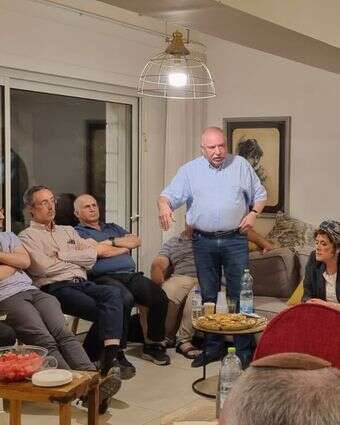 ליברמן באלון־שבות בשבוע שעבר. מימינו: יוזמת המפגש, עו"ד בתיה כהנא־דרור | ללא
